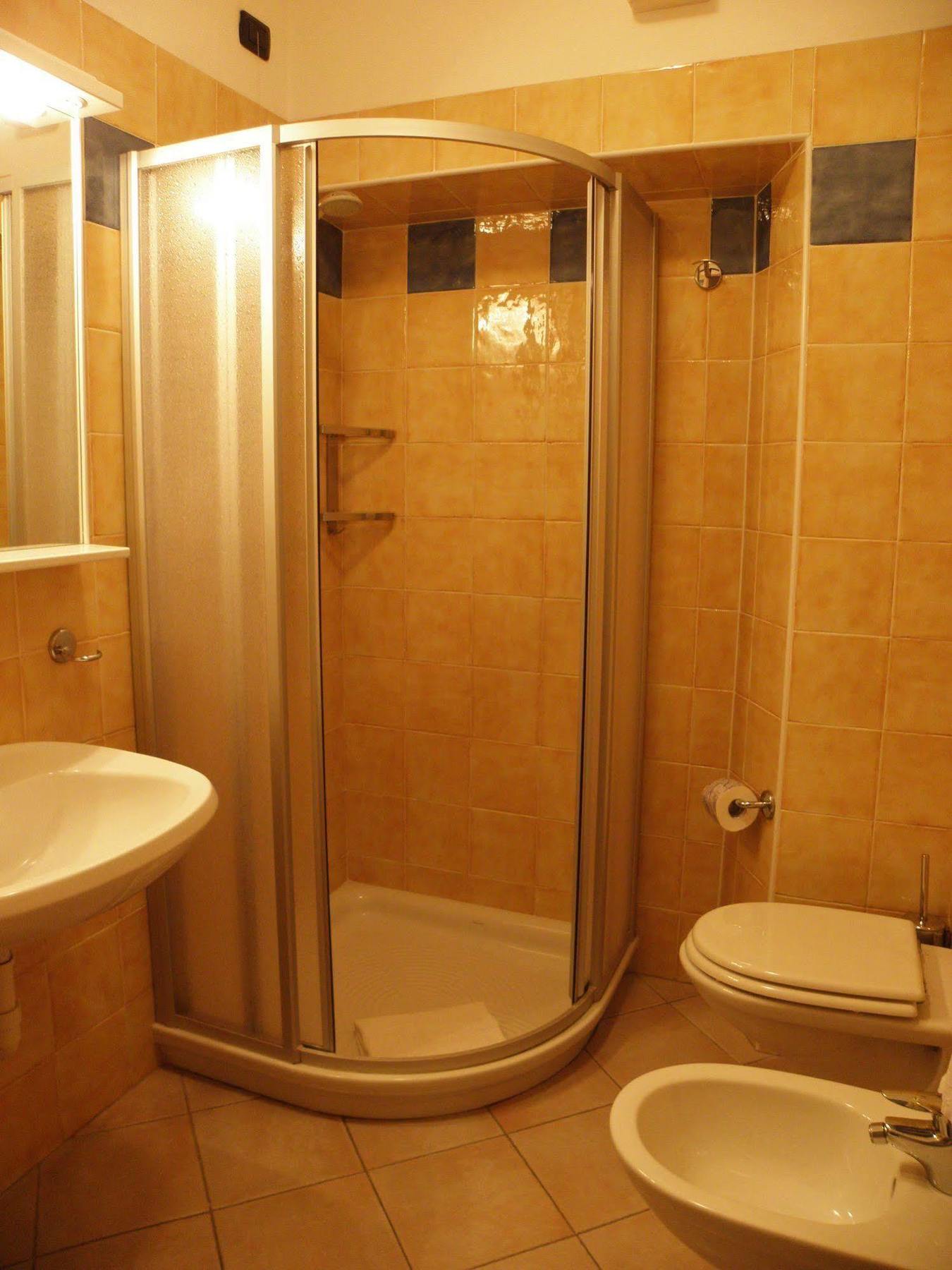 Hotel Bernina ตีราโน ภายนอก รูปภาพ