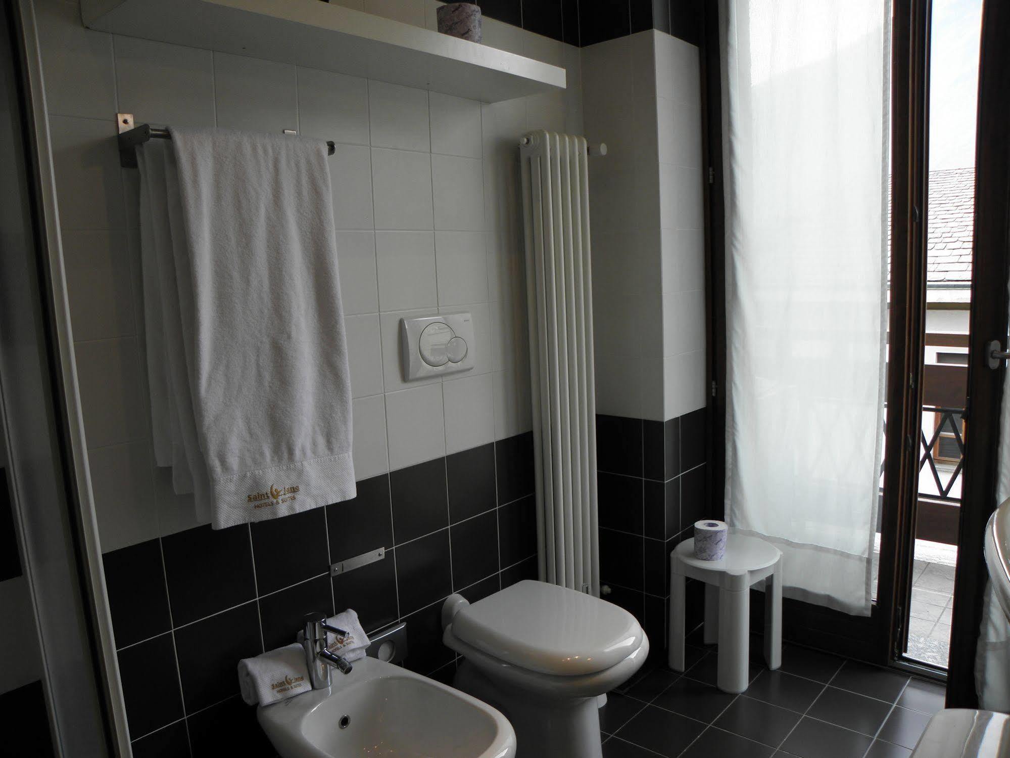 Hotel Bernina ตีราโน ภายนอก รูปภาพ